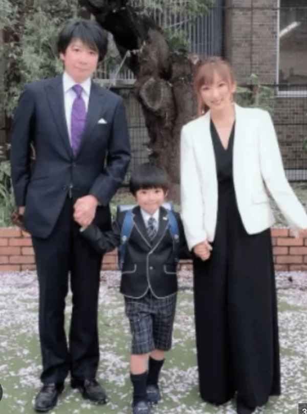 山田まりや夫妻と息子の３人が並んでいる３人の写真