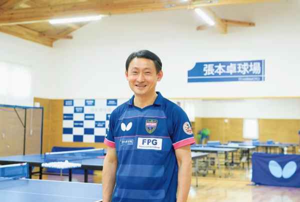 張本智和の父親が卓球場で笑っている画像