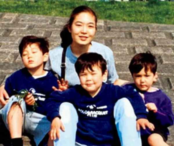 ウルフ・アロン選手と兄と弟と母の家族写真