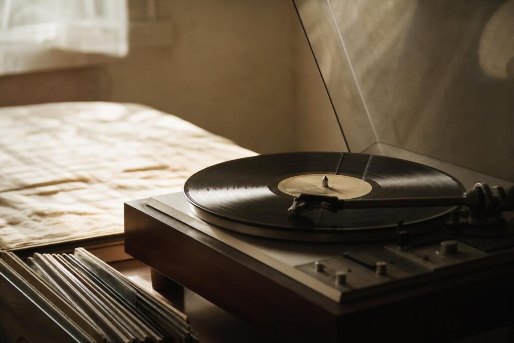 やわらかい光の中のレコードプレーヤーとレコード